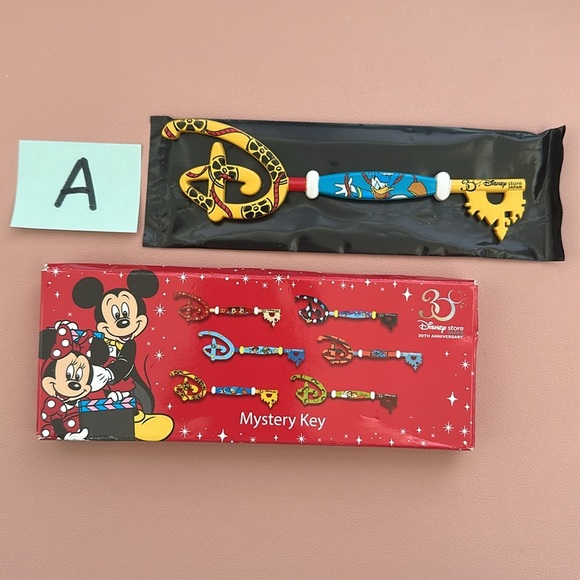 Disney 30th Store Mystery Key - Donald Duck - Picture 2 of 3
